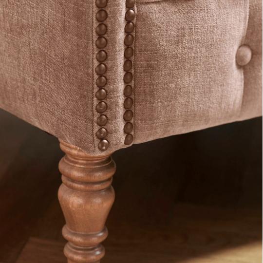 sustruzene drevene nohy cvoky presite bezovy zamat chesterfield polstrovane kreslo elegantne mestsky vila zamok obyvacka nabytok usporiadanie.jpg